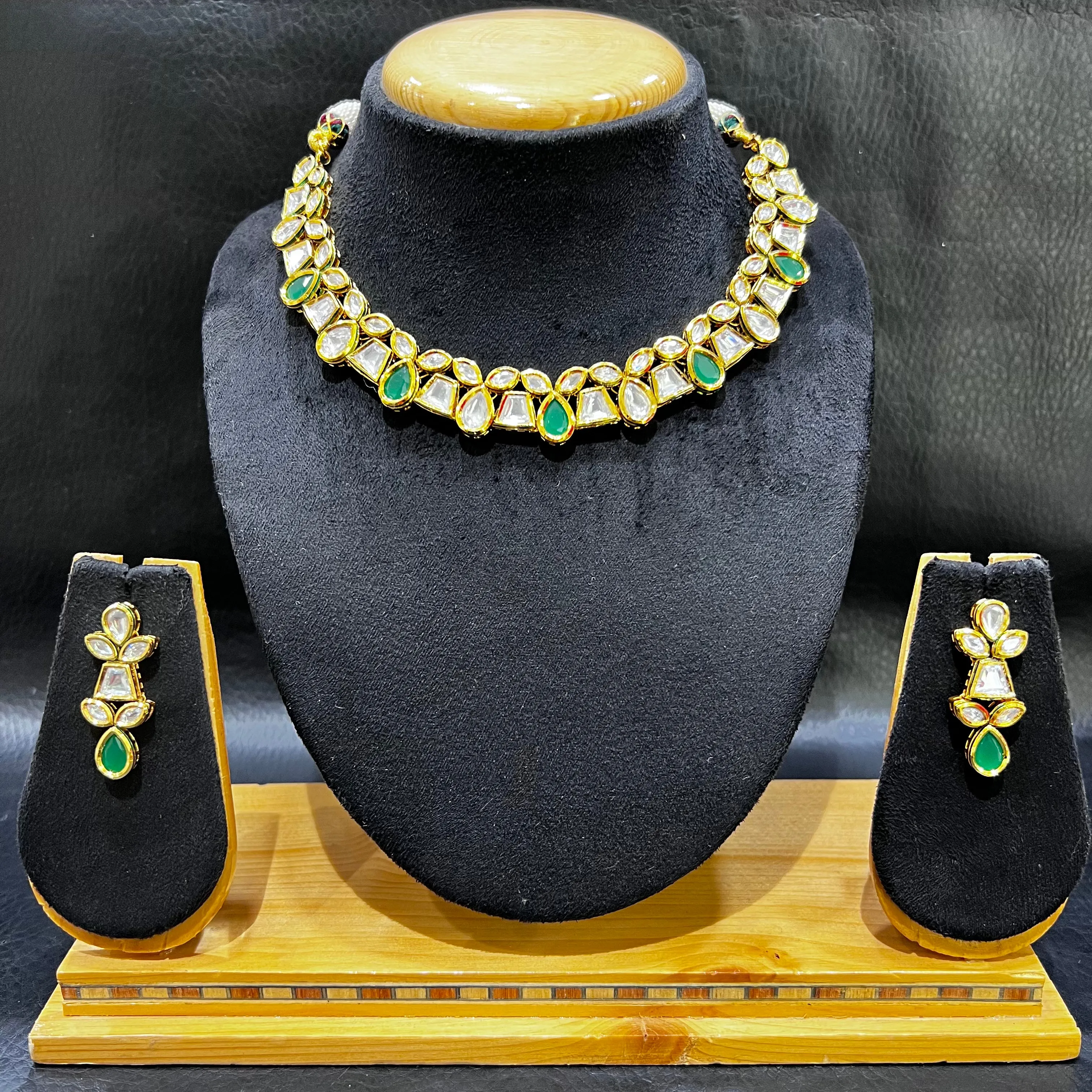 Round Neck Kundan Necklace Set 3713-28